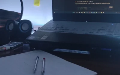 تصویر لپتاپ و کاغذ و خودکار