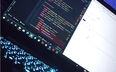 تصویر کد برنامه‌نویسی توی لپتاپ